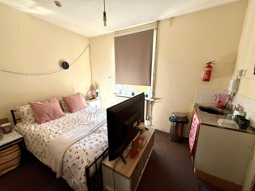 Lot: 171 - RESIDENTIAL INVESTMENT WITH POTENTIAL - Room four